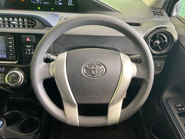 �C���e���A�ɍ��킹���f�U�C���̃X�e�A�����O�́A�^�]�������̂��Ƃ��l���A�^�]���₷���`��A�傫���ł��B�����x�A���ۂɐG���Ă��m���߂��������B