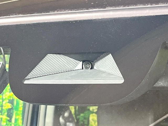【ホンダセンシング】走行中に前方の車両等を認識し、衝突しそうな時は警報とブレーキで衝突回避と被害軽減をアシスト。より安全にドライブをお楽しみいただけます。
