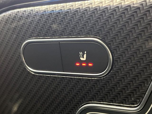 ●フロントシートヒーティング:運転席・助手席共に三段階で調節が可能なシートヒーターを装備しております。季節を問わず快適にご使用いただけます。