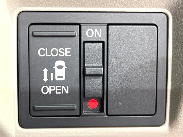 【パワースライドドア】スマートキーや運転席のスイッチでスライドドアの開閉が可能♪電動だから力を入れてドアを開ける必要が無く、小さいお子様でも、重い荷物を持っている時もラクに開け閉めできます♪