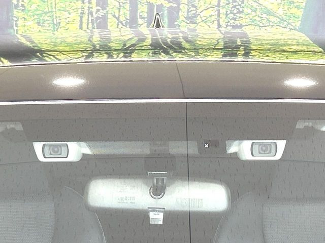 【アイサイトVer3】前方の車両等を検知し、衝突しそうな時は警報で注意を促し、ブレーキを踏む力をサポート。ブレーキを踏めなかった場合は衝突被害軽減ブレーキが作動、衝突回避をサポートします。