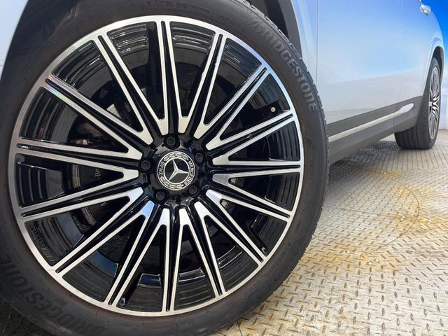 ●純正20インチアルミホイール:輸入車ならではの卓越した走りを支えるホイールと足回りです!日本車の走りに慣れている方にもぜひ体感して頂きたいほど、高いレベルでまとまっています!