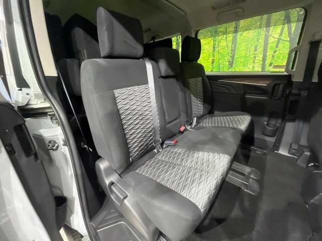 広々とした2列目シートは居住性が高く、居心地も快適!友達や家族とのお出かけにぴったりです。ベビーシートやチャイルドシート使用時も快適にお過ごしいただける十分な空間を確保しています。