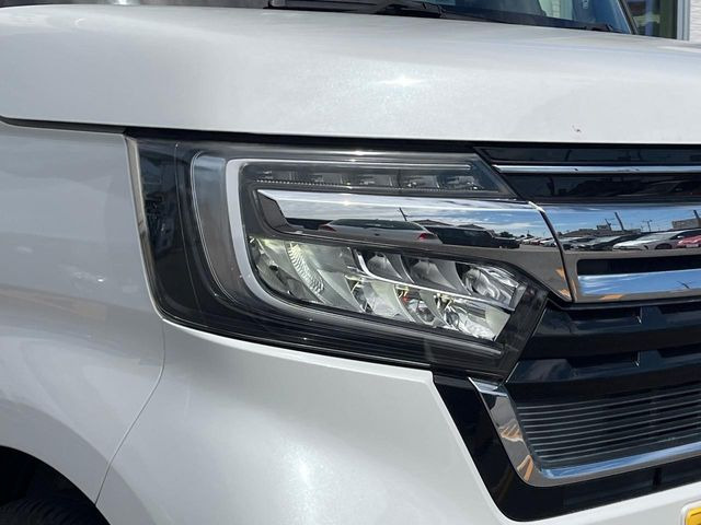 【LEDヘッドライト】悪天候や夜間走行時も良好な視界を確保し安心して運転できる高輝度LEDヘッドライトを装備!点灯速度が早く、消費電力も抑えられています。