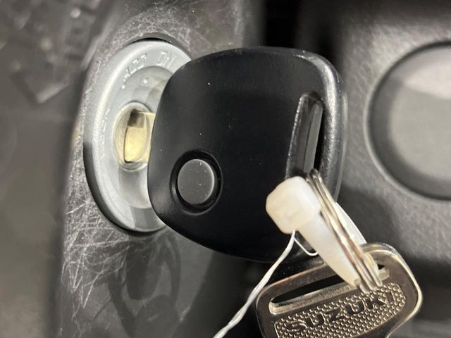 【キーレス】少し離れた場所からでもボタン一つでドアの開錠・施錠ができるのでとっても便利!ドアの鍵穴周りに傷をつけることもありません♪