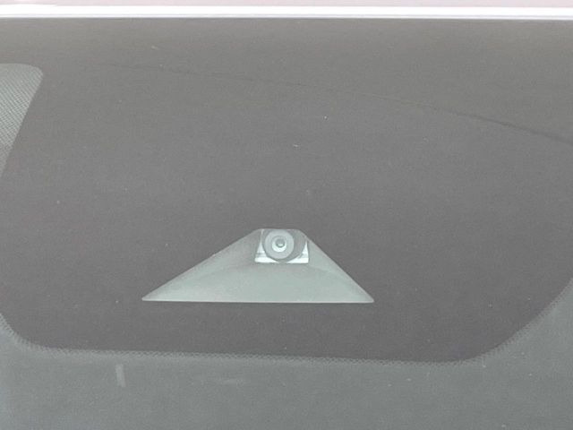 【エマージェンシーブレーキ】走行中に前方の車両等を認識し、衝突しそうな時は警報とブレーキで衝突回避と被害軽減をアシスト。より安全にドライブをお楽しみいただけます。