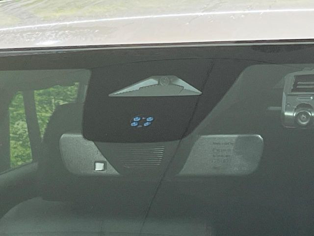 【ホンダセンシング】走行中に前方の車両等を認識し、衝突しそうな時は警報とブレーキで衝突回避と被害軽減をアシスト。より安全にドライブをお楽しみいただけます。