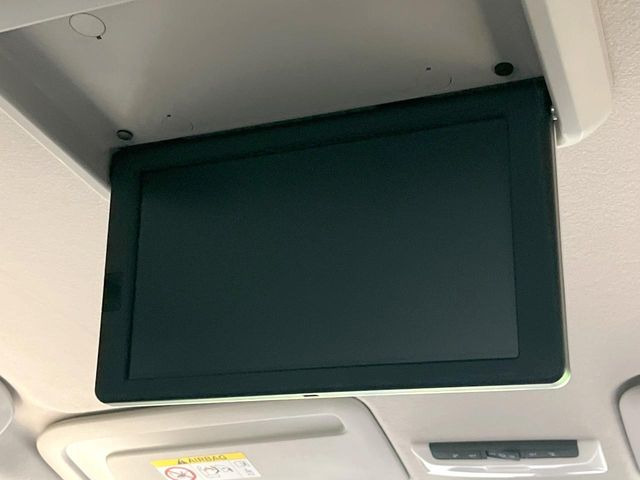 【純正後席モニター】家族や友人とお出かけする機会が多い方に大人気の後席モニターを装備!見やすい位置に画面がありテレビやDVDの視聴も快適!友達もお子様も、後席にしか乗らなくなるかも??