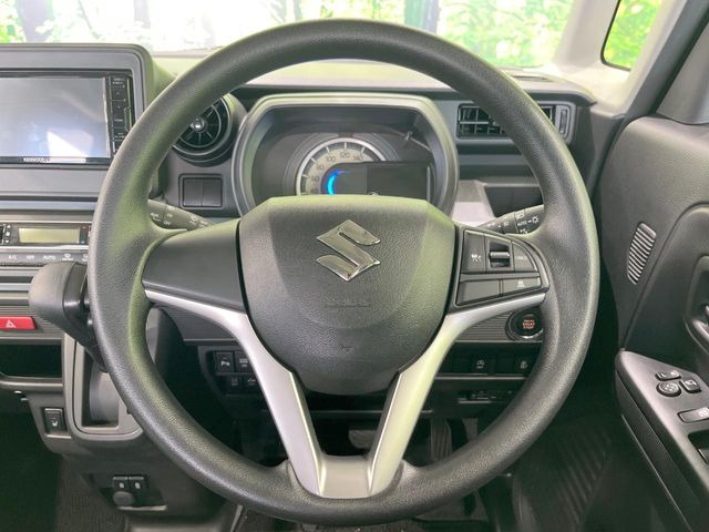 �C���e���A�ɍ��킹���f�U�C���̃X�e�A�����O�́A�^�]�������̂��Ƃ��l���A�^�]���₷���`��A�傫���ł��B�����x�A���ۂɐG���Ă��m���߂��������B