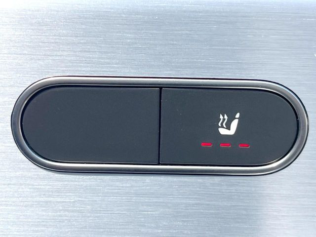 ●フロントシートヒーティング:運転席・助手席共に三段階で調節が可能なシートヒーターを装備しております。季節を問わず快適にご使用いただけます。