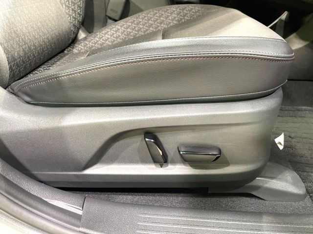 【パワーシート】スイッチ一つで簡単にシートの微調整が可能!電動だから力もいりません!快適なシートポジションにセットして、快適なドライブをお楽しみください。