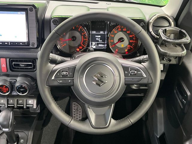 �C���e���A�ɍ��킹���f�U�C���̃X�e�A�����O�́A�^�]�������̂��Ƃ��l���A�^�]���₷���`��A�傫���ł��B�����x�A���ۂɐG���Ă��m���߂��������B