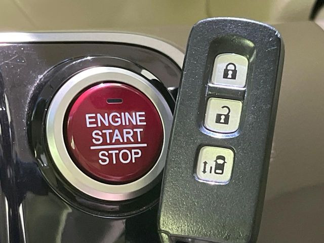 �yHonda�X�}�[�g�L�[�z�J�o����|�P�b�g�ɓ��ꂽ�܂܂ł��h�A�̎{���E�������\�ȃX�}�[�g�L�[�𑕔��B�G���W���̃I���E�I�t�����J�M�����o���K�v����������Ƃ��Ă��֗��ł���