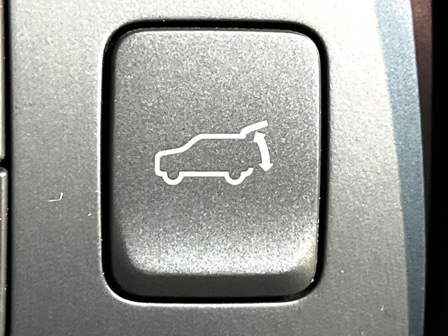 【パワーバックドア】スマートキーや運転席のボタンを押すだけでリアゲートが自動で開閉します!荷物を持っている時や、高い位置にあるバックドアを閉める際に便利な機能です♪