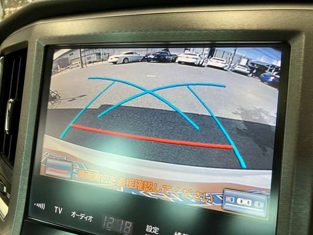 【バックカメラ】運転席から画面上で安全確認ができます。駐車が苦手な方にもオススメな便利機能です。