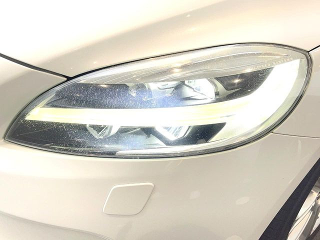 ●LEDヘッドライト:夜間走行時も良好な視界を確保し安心して運転できる高輝度LEDヘッドライトを装備!点灯速度が早く、消費電力も抑えられています。