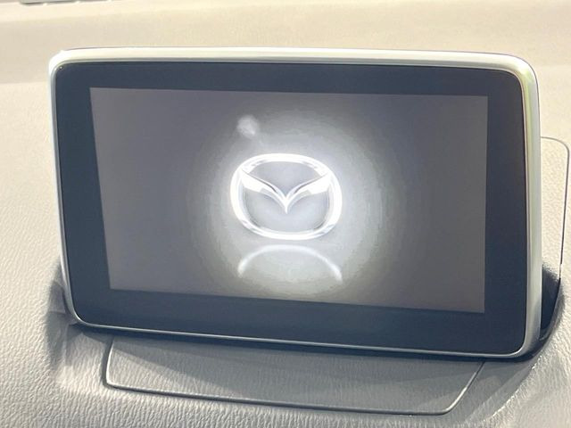 【マツダコネクト】車内の雰囲気にマッチした一体型タイプのディスプレイ。各種車輌設定やBluetooth再生等、様々な機能が楽しめます。専用SDカードのご購入で、ナビ機能も使用出来ます。