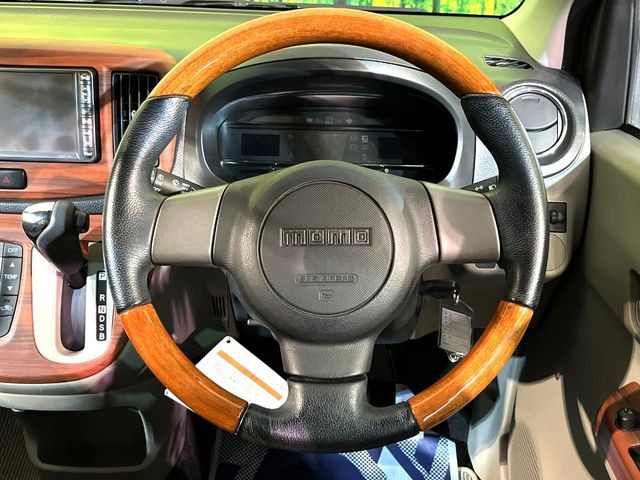 �C���e���A�ɍ��킹���f�U�C���̃X�e�A�����O�́A�^�]�������̂��Ƃ��l���A�^�]���₷���`��A�傫���ł��B�����x�A���ۂɐG���Ă��m���߂��������B