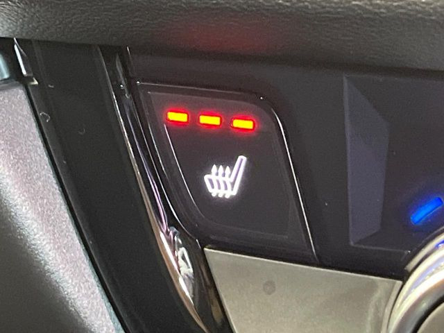 【シートヒーター】寒い日に重宝するシートヒーター!エアコンより早く温まってくれるので寒がりの人も安心ですね♪エアコンの温風は乾燥するから苦手、という方にもをおすすめです。