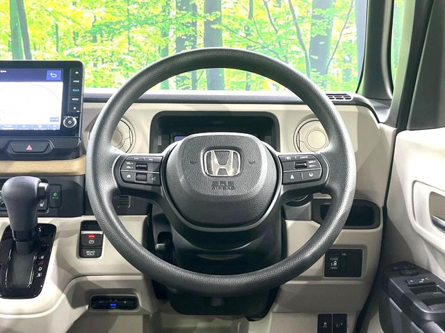 インテリアに合わせたデザインのステアリングは、運転される方のことも考え、運転しやすい形状、大きさです。是非一度、実際に触ってお確かめください。