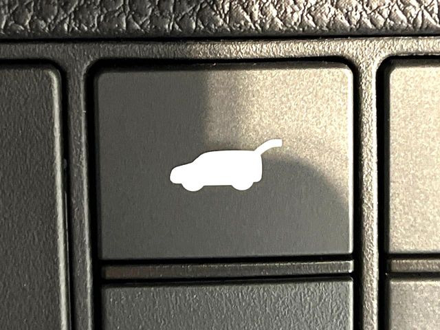 【パワーバックドア】スマートキーや運転席のボタンを押すだけでリアゲートが自動で開閉します!荷物を持っている時や、高い位置にあるバックドアを閉める際に便利な機能です♪