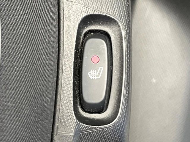 ●フロントシートヒーティング:運転席・助手席共に三段階で調節が可能なシートヒーターを装備しております。季節を問わず快適にご使用いただけます。