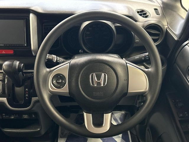 インテリアに合わせたデザインのステアリングは、運転される方のことも考え、運転しやすい形状、大きさです。是非一度、実際に触ってお確かめください。