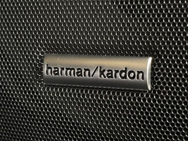 【ハーマンカードンサウンドシステム】メーカーオプションの高品位サウンドシステムを搭載。専用のチューニングが施された大小様々なスピーカーから良質なサウンドが奏でられ、臨場感あふれる音響空間を演出します。