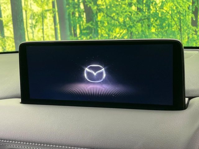 【10.25インチマツダコネクト】車内の雰囲気にマッチした大型ディスプレイ。スマホ接続でのナビ使用やBluetooth再生等、様々な機能が楽しめます。直感的なダイヤル操作が可能で、使い勝手も良好です。
