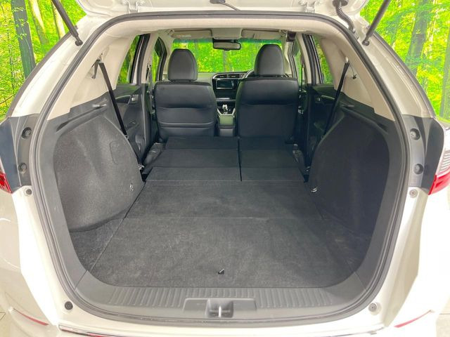 積み下ろしのしやすいデッキにはたっぷりと荷物を積み込んでいただけます。遊びから仕事まで、様々なシーンで頼れます♪