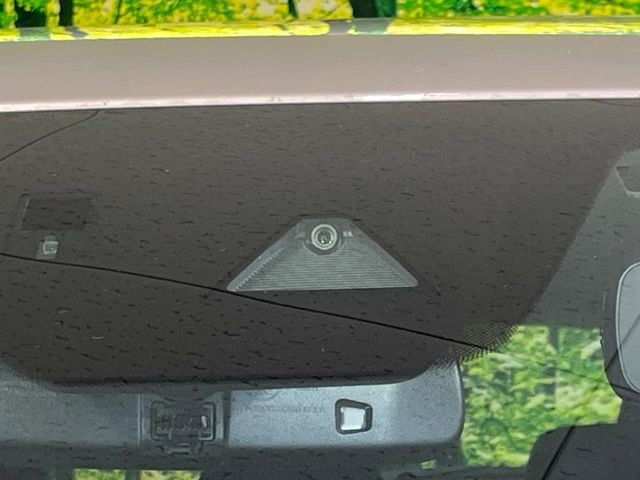 【スマートシティブレーキサポート】低速走行中に前方の車両等を認識し、衝突しそうな時は警報とブレーキで衝突回避と被害軽減をアシスト。より安全にドライブをお楽しみいただけます。