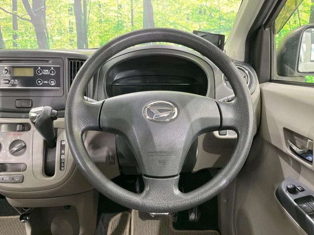 �C���e���A�ɍ��킹���f�U�C���̃X�e�A�����O�́A�^�]�������̂��Ƃ��l���A�^�]���₷���`��A�傫���ł��B�����x�A���ۂɐG���Ă��m���߂��������B