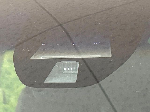 【シティブレーキアクティブシステム】低速走行中に前方の車両等を認識し、衝突しそうな時は警報とブレーキで衝突回避と被害軽減をアシスト。より安全にドライブをお楽しみいただけます。