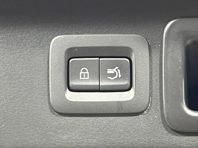 【パワーバックドア】スマートキーや運転席のボタンを押すだけでリアゲートが自動で開閉します!荷物を持っている時や、高い位置にあるバックドアを閉める際に便利な機能です♪