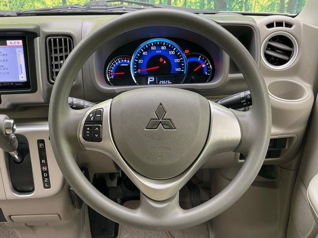 �C���e���A�ɍ��킹���f�U�C���̃X�e�A�����O�́A�^�]�������̂��Ƃ��l���A�^�]���₷���`��A�傫���ł��B�����x�A���ۂɐG���Ă��m���߂��������B