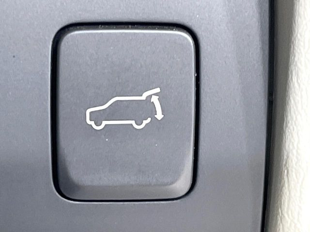 【パワーバックドア】スマートキーや運転席のボタンを押すだけでリアゲートが自動で開閉します!荷物を持っている時や、高い位置にあるバックドアを閉める際に便利な機能です♪