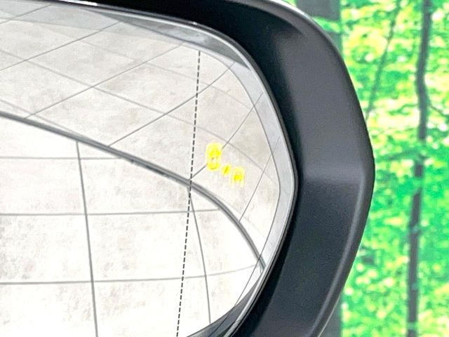 【ブラインドスポットモニター】走行中、ドアミラーの死角になりやすい箇所に後続車が接近するとサイドミラーのレンズに警告を表示!ドライバーに注意喚起をしてくれます。