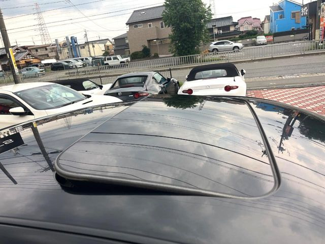 【サンルーフ】開放感たっぷりの希少装備、サンルーフが装着されています!車内に明かりを取り入れたり景色を楽しむ以外にも、車内の空気も簡単に換気できて快適です!