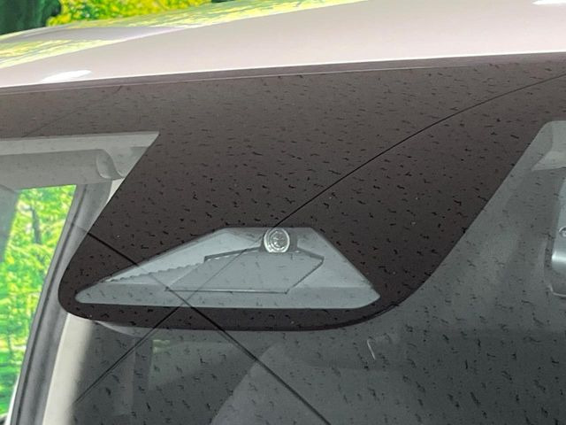 【ホンダセンシング】走行中に前方の車両等を認識し、衝突しそうな時は警報とブレーキで衝突回避と被害軽減をアシスト。より安全にドライブをお楽しみいただけます。
