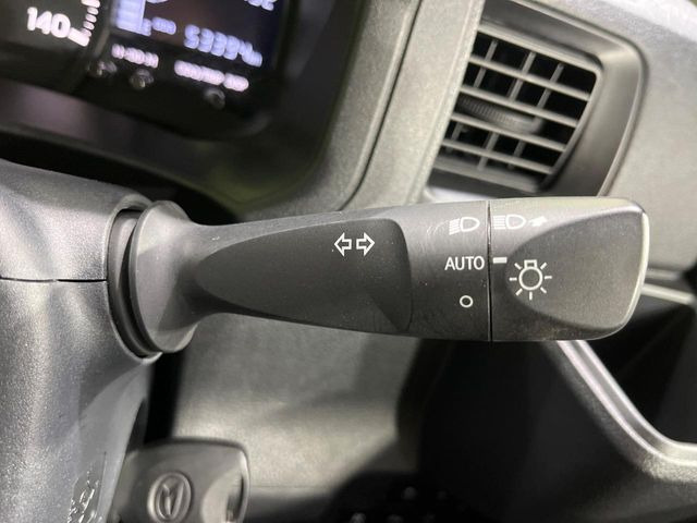 【オートライト】周りの明るさに応じて自動でヘッドライトの点灯・消灯ができる機能です!ライトの付け忘れ・消し忘れなどが無くなり、雨の日や夕方の走行も安心!トンネル通過時も便利ですね♪