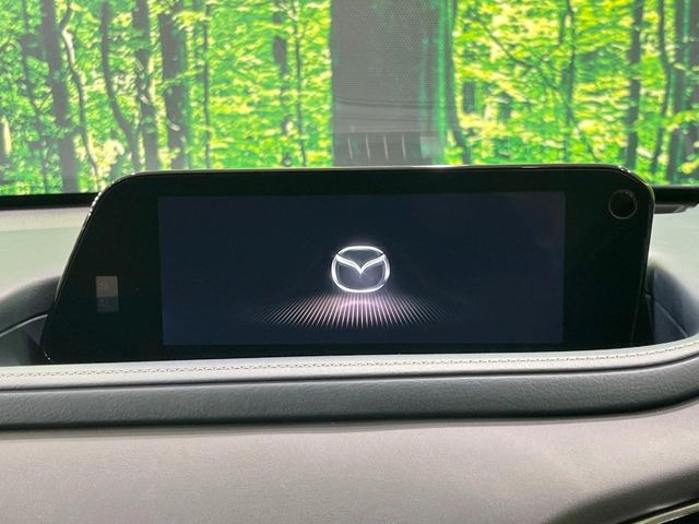 【8.8インチマツダコネクト】車内の雰囲気にマッチした大型のディスプレイ。スマホ接続でのナビ使用やBluetooth再生等、様々な機能が楽しめます。直感的なダイヤル操作が可能で、使い勝手も良好です。