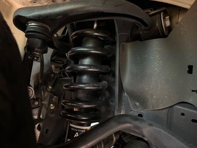 お車を安心してお乗りいただく為には、足回りの定期点検が欠かせません。サービスサポート(有償保証)では無料点検もご提供しており、安心のカーライフをお過ごしいただけるサポート体制が整っています。