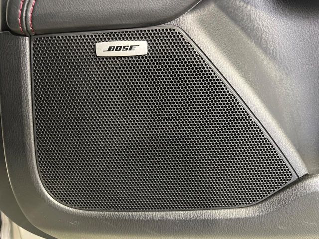 【BOSEサウンドシステム】メーカーオプションの高品位サウンドシステムを搭載。専用のチューニングが施された大小様々なスピーカーから良質なサウンドが奏でられ、臨場感あふれる音響空間を演出します。