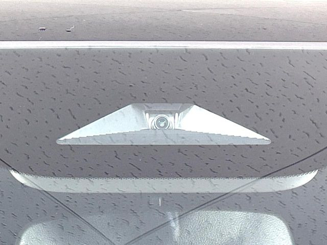 【ホンダセンシング】走行中に前方の車両等を認識し、衝突しそうな時は警報とブレーキで衝突回避と被害軽減をアシスト。より安全にドライブをお楽しみいただけます。