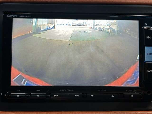 【バックカメラ】運転席から画面上で安全確認ができます。駐車が苦手な方にもオススメな便利機能です。