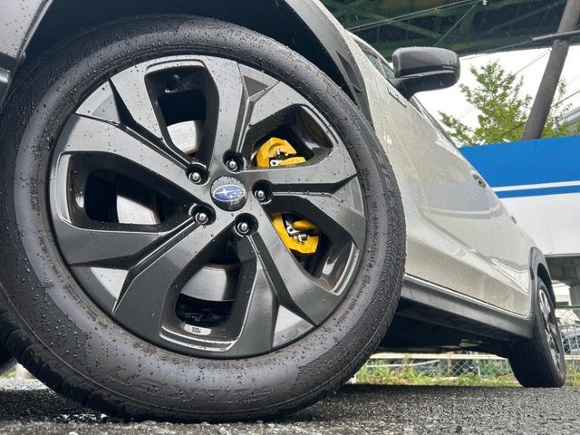 【純正18インチアルミホイール】外観にマッチした純正アルミホイールを装着しております。各種社外アルミホイールや、スタッドレスタイヤも取扱いしております。是非ご相談ください♪