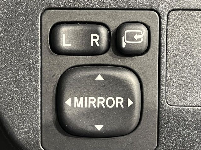 【電動格納ミラー】サイドミラーは電動格納式となっており、狭い駐車場でもキズがつくリスクを抑えられます。