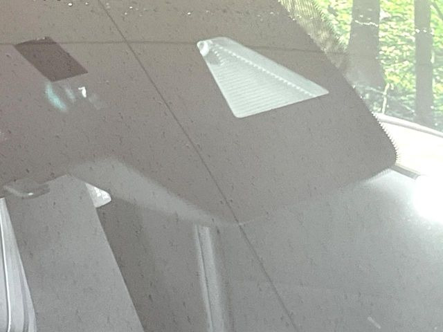 【スマートシティブレーキサポート】低速走行中に前方の車両等を認識し、衝突しそうな時は警報とブレーキで衝突回避と被害軽減をアシスト。より安全にドライブをお楽しみいただけます。