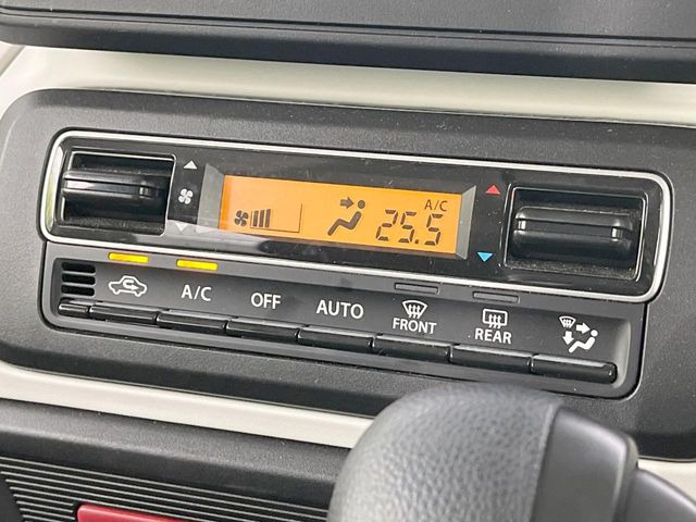 【オートエアコン】一度お好みの温度に設定すれば、車内の温度を検知し風量や温度を自動で調整。暑い&hellip;寒い&hellip;と何度もスイッチ操作をする必要はありません。快適な車内空間には必須の機能ですね♪