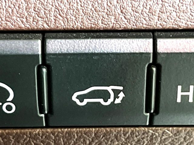 【パワーバックドア】スマートキーや運転席のボタンを押すだけでリアゲートが自動で開閉します!荷物を持っている時や、高い位置にあるバックドアを閉める際に便利な機能です♪